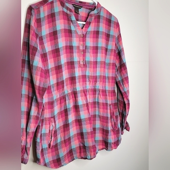 Women's Bit & Bridle long sleeve 1/4 button plaid top, size Medium M. - Picture 3 of 5